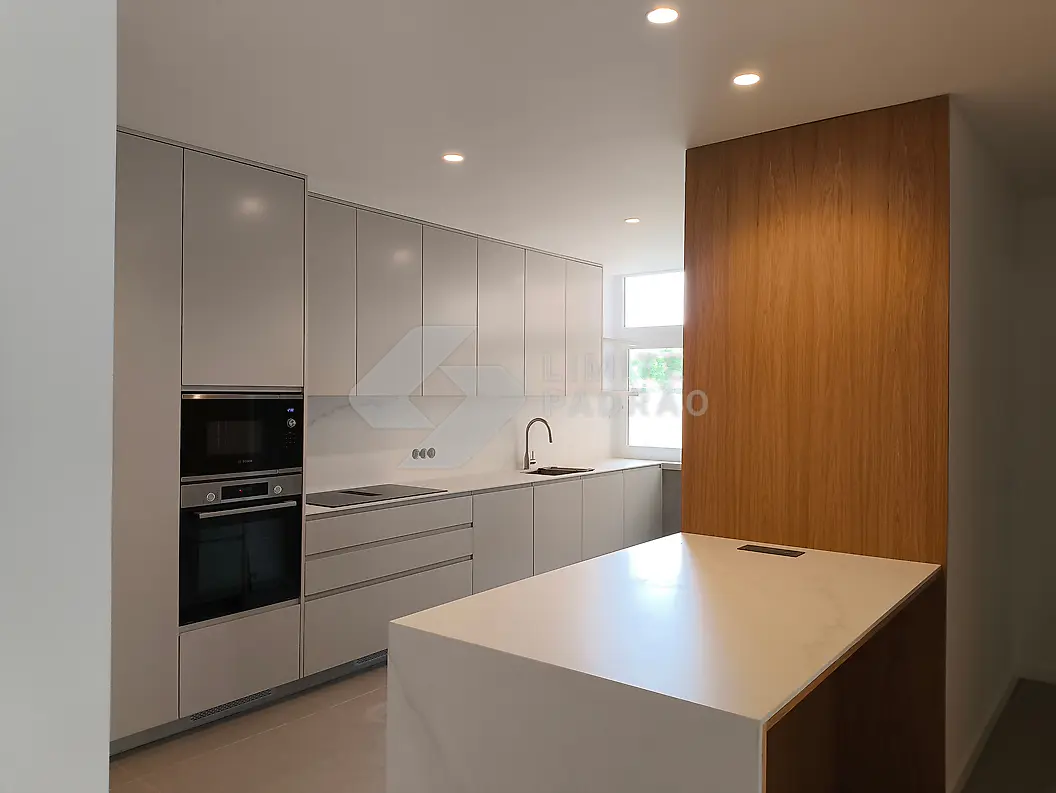 Remodelação de cozinha: cozinha cinza com ilha e bancada em pedra