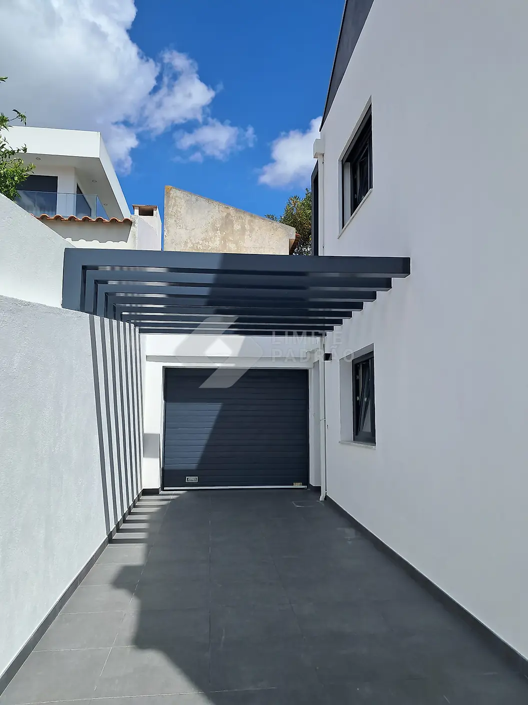 Rampa de garagem: rampa e pérgola sobre o portão de garagem