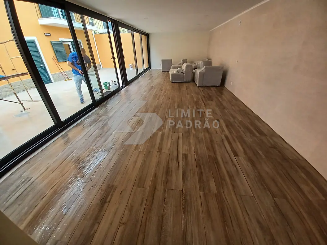 Em obra · marquise: marquise envidraçada com pavimento aplicado