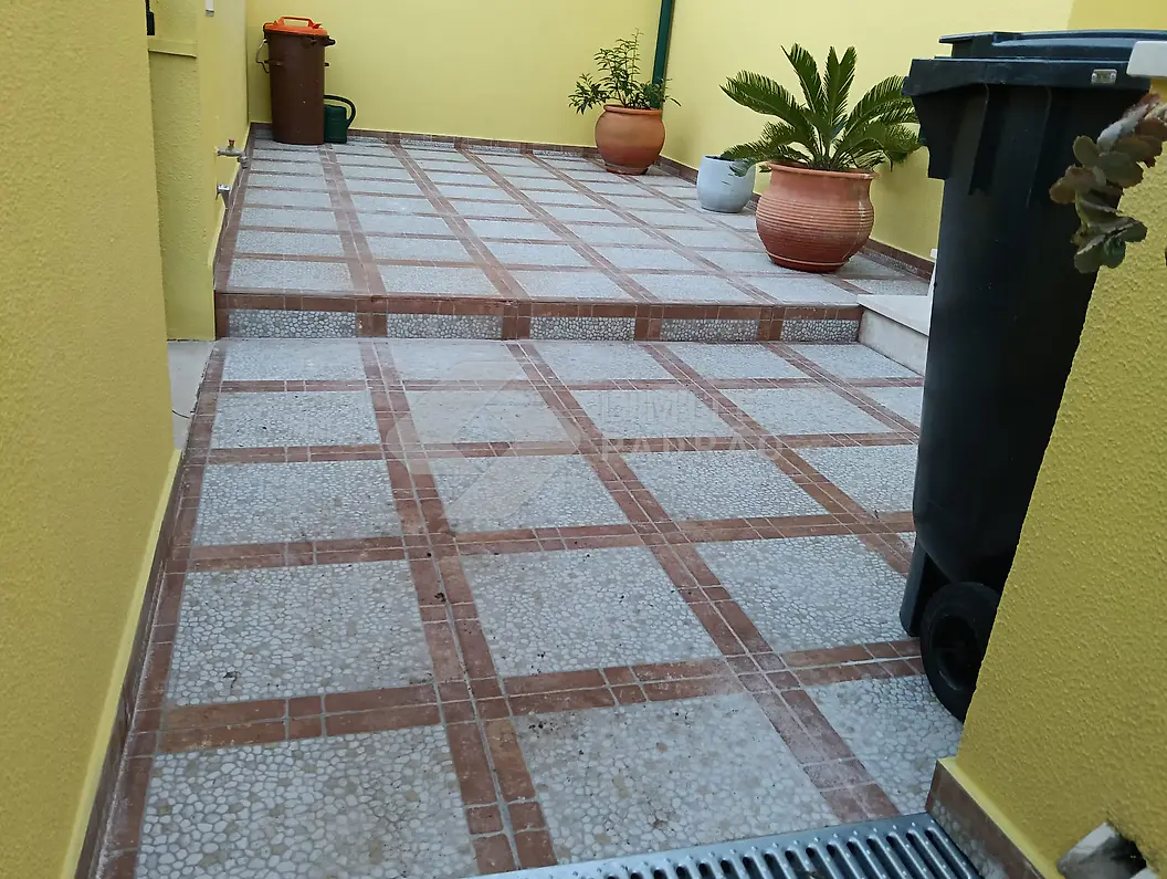 Pátio: pavimento cerâmico novo em pátio com vasos