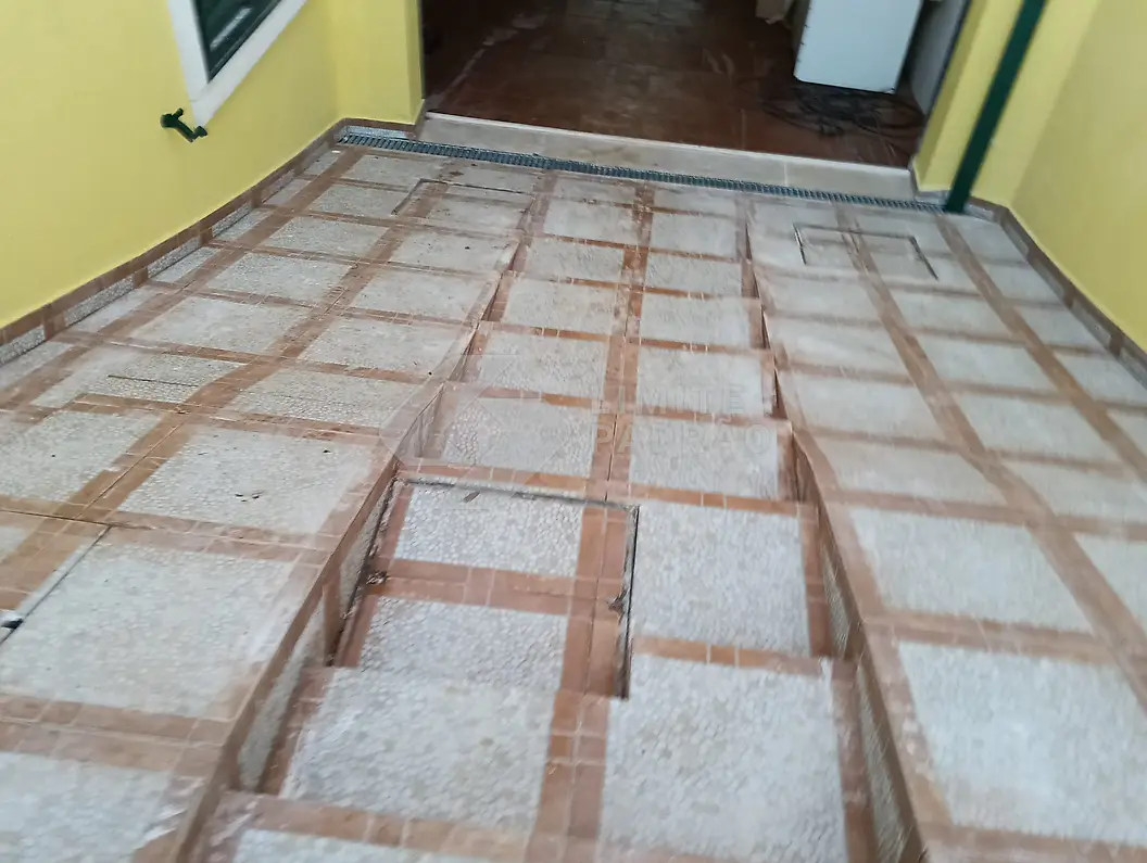 Pátio: pavimento cerâmico novo em pátio de moradia