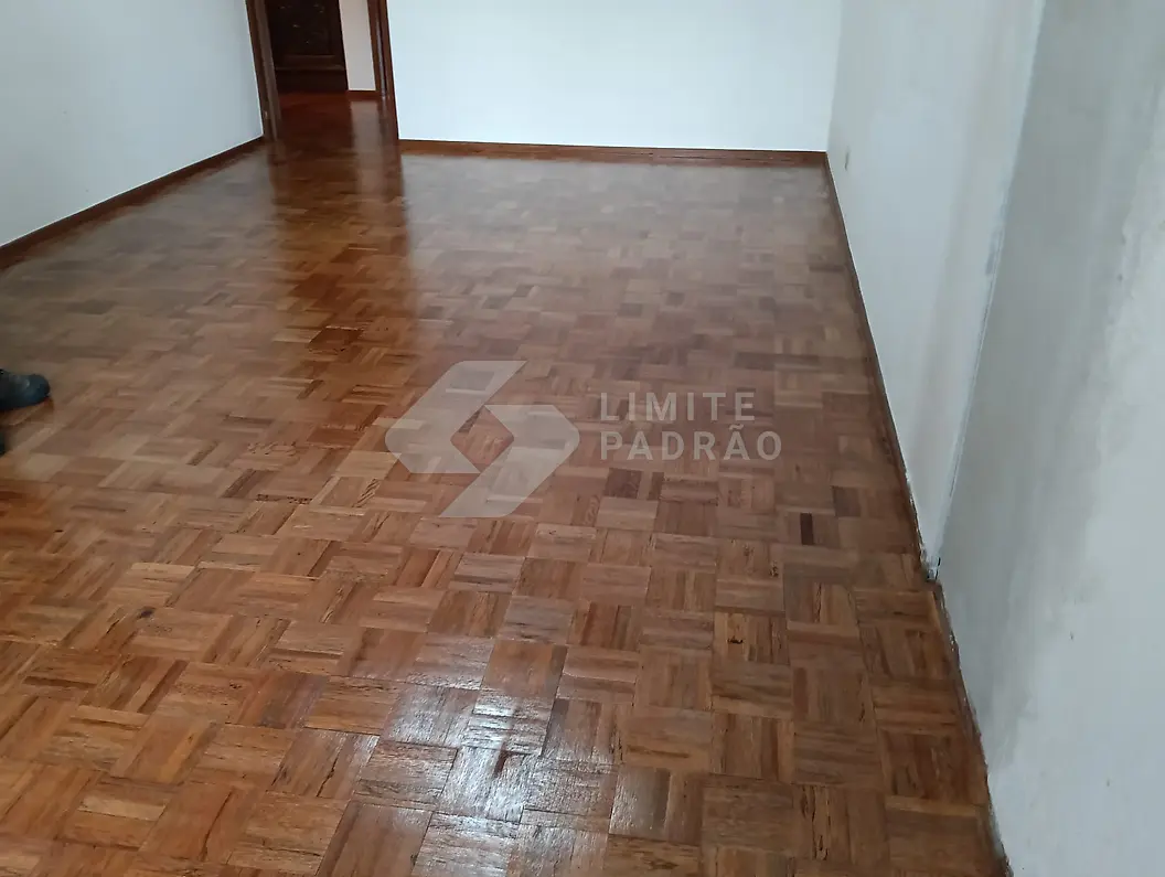 Recuperação de parquet: sala com parquet recuperado e envernizado
