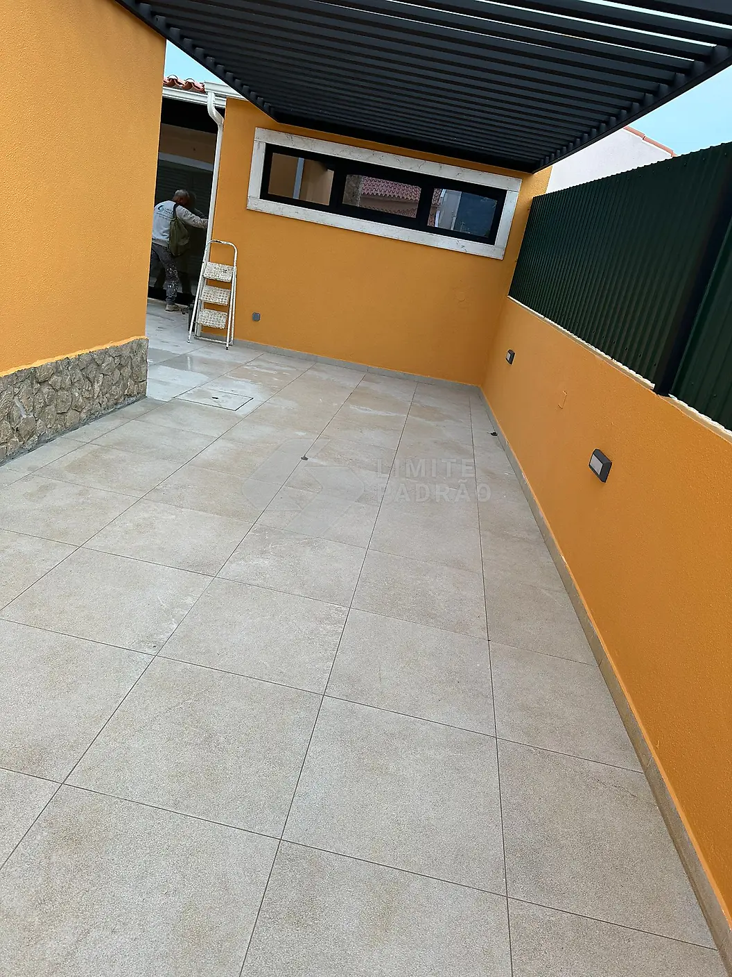 Pátio: pátio com pérgola, muros pintados e pavimento novo