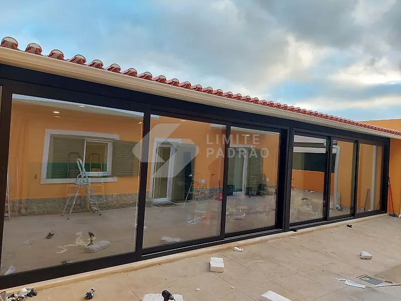 Em obra · marquise: marquise envidraçada em montagem no exterior