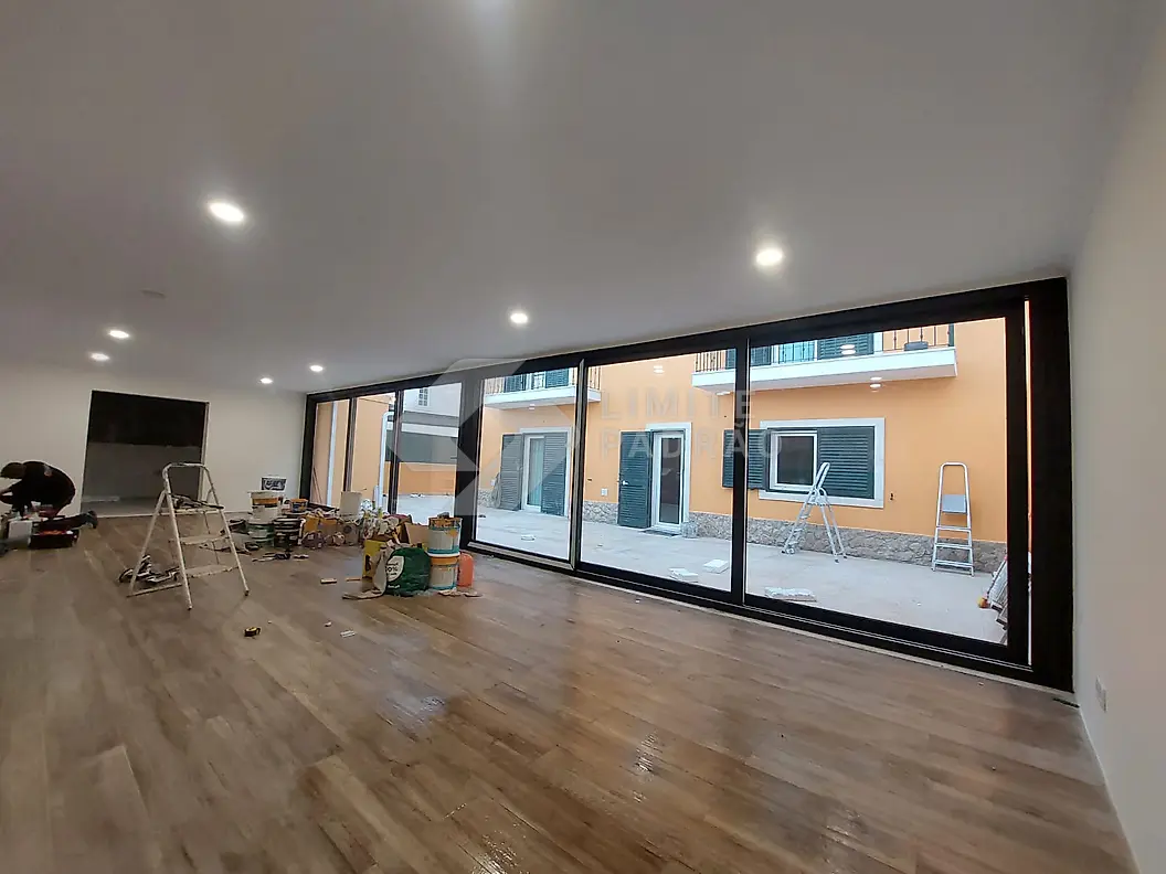 Em obra · marquise: interior da marquise em acabamento, com soalho colocado