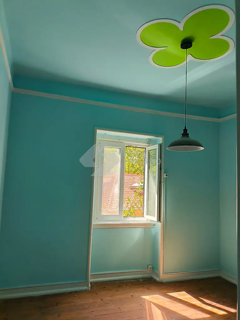 Pintura de interiores: sala pintada de turquesa com teto trabalhado