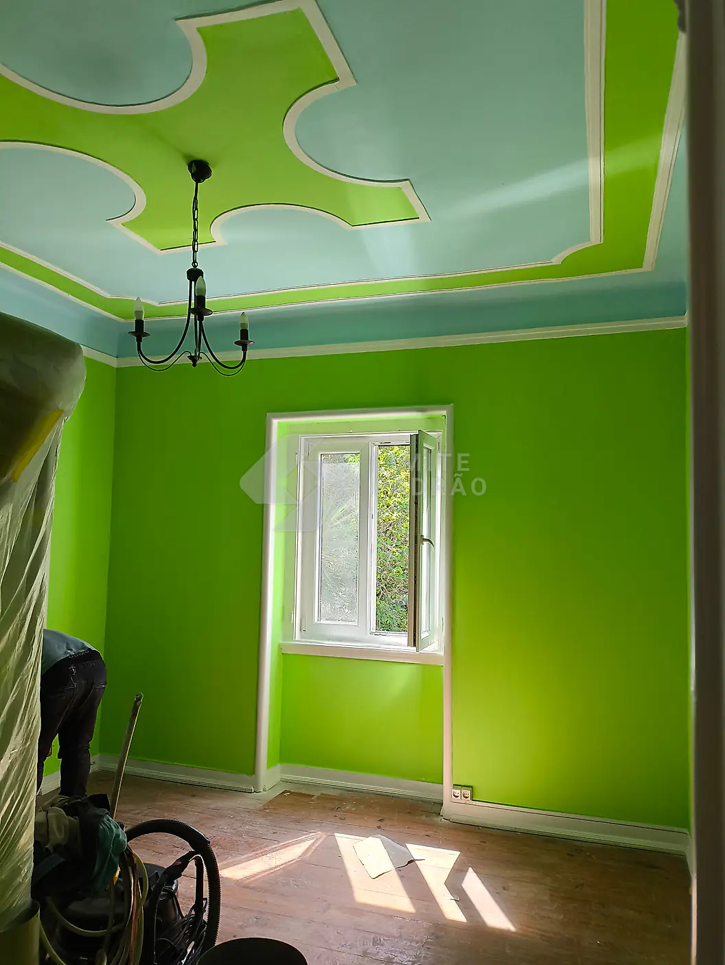 Em obra · pintura: sala pintada de verde com teto trabalhado; obra em curso