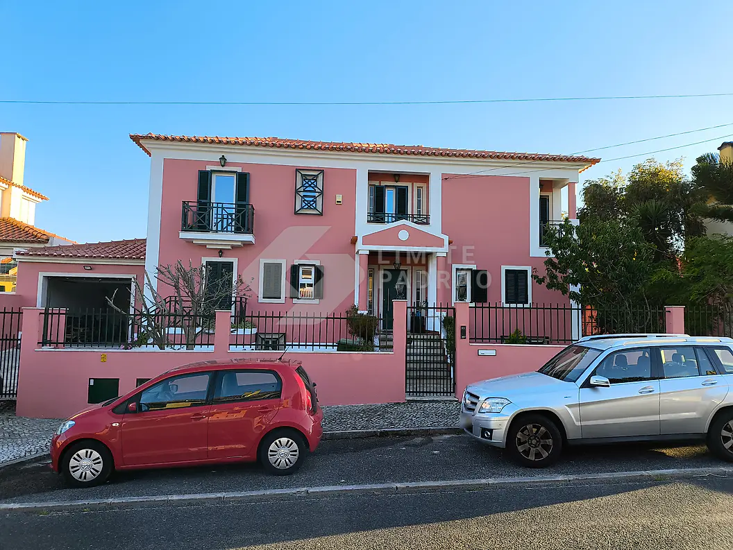 Remodelação de moradia: moradia rosa com cantarias e varandas