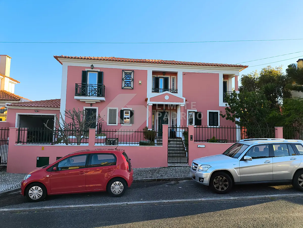 Remodelação de moradia: moradia rosa com cantarias e varandas