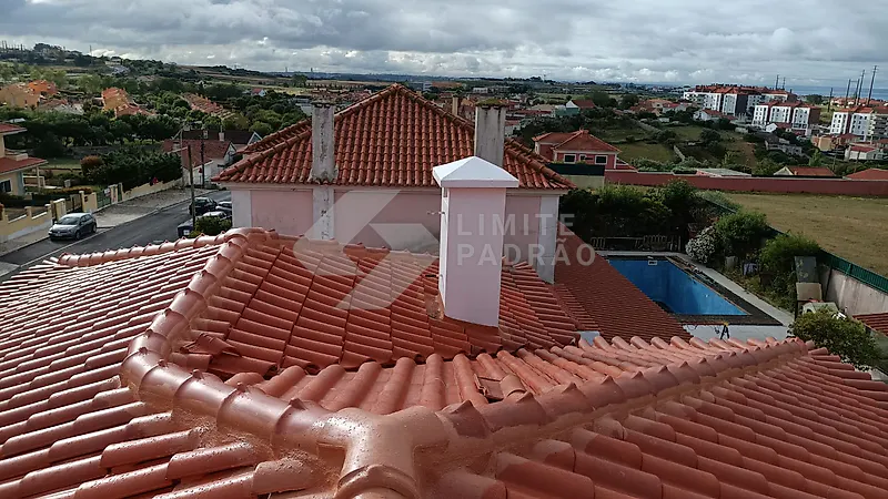 Cobertura: cobertura em telha vista de cima, com a envolvente