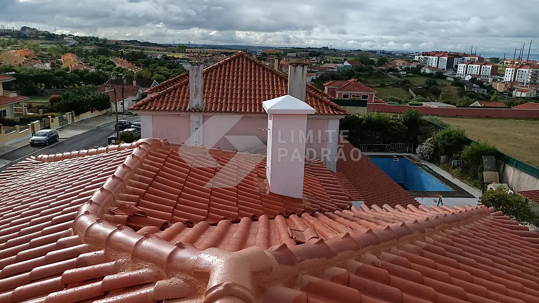 Cobertura: cobertura em telha vista de cima, com a envolvente