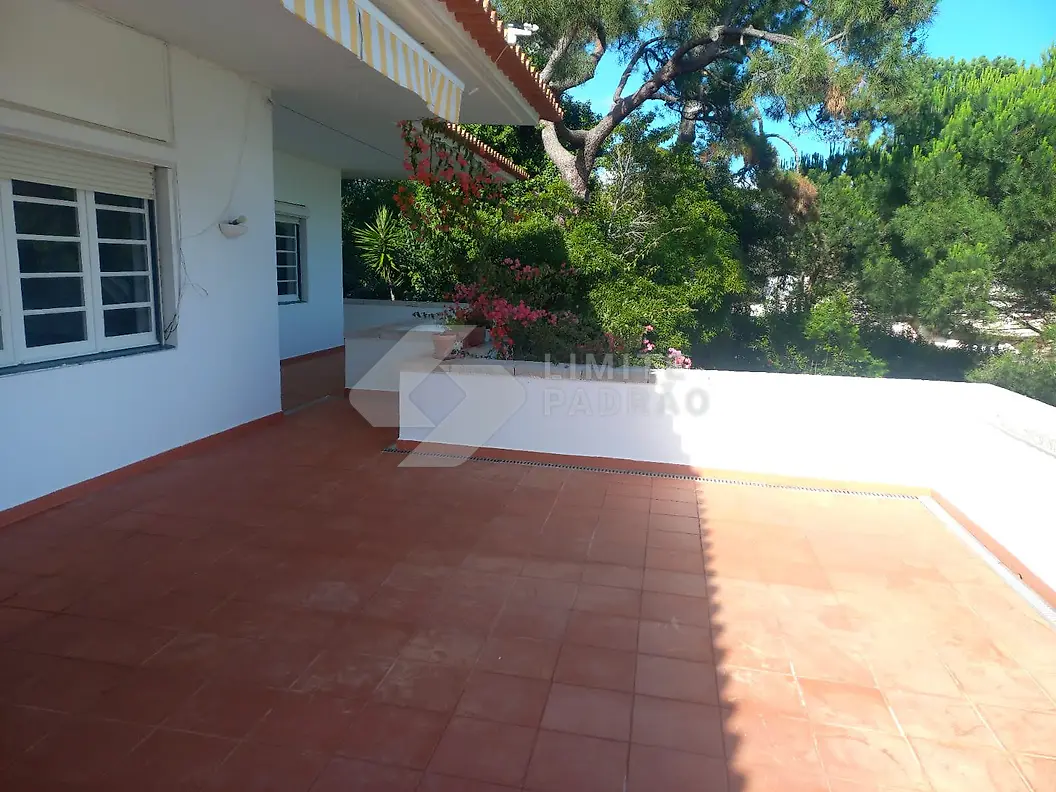 Terraço: terraço coberto com pavimento cerâmico