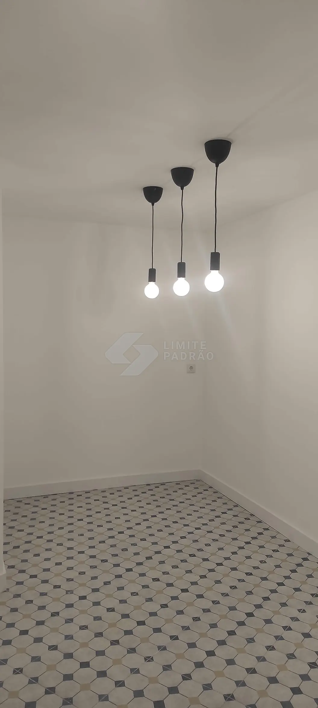 Pormenor de iluminação: apliques de parede articulados