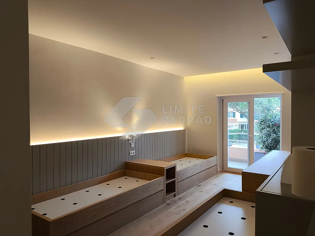 Quarto: quarto com plataforma em madeira e iluminação LED