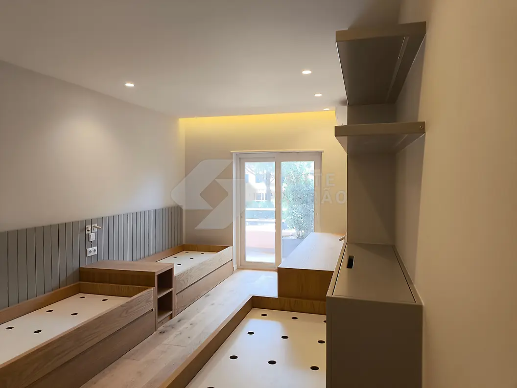 Quarto: quarto com plataforma em madeira, prateleiras e luz LED