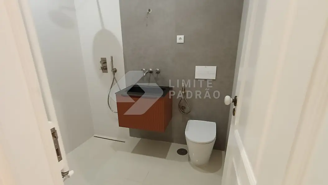 Em obra · casa de banho: casa de banho em acabamento, com móvel e sanita