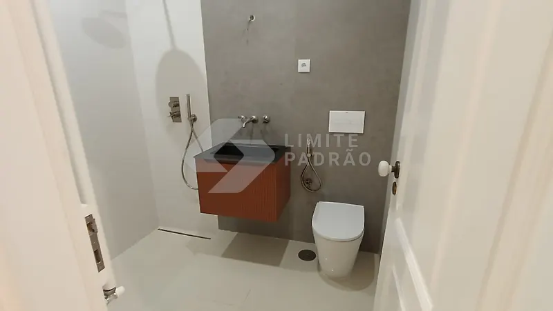 Em obra · casa de banho: casa de banho em acabamento, com móvel e sanita