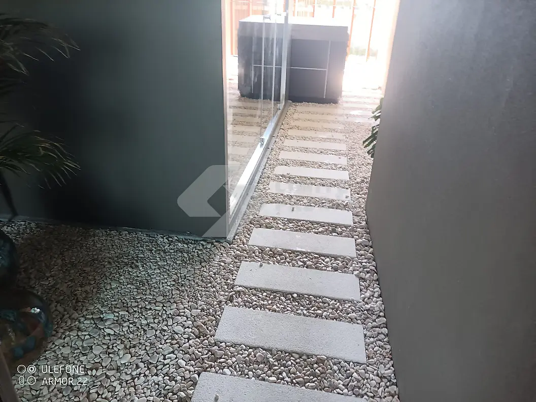 Pátio interior: pátio interior com seixo e lajetas