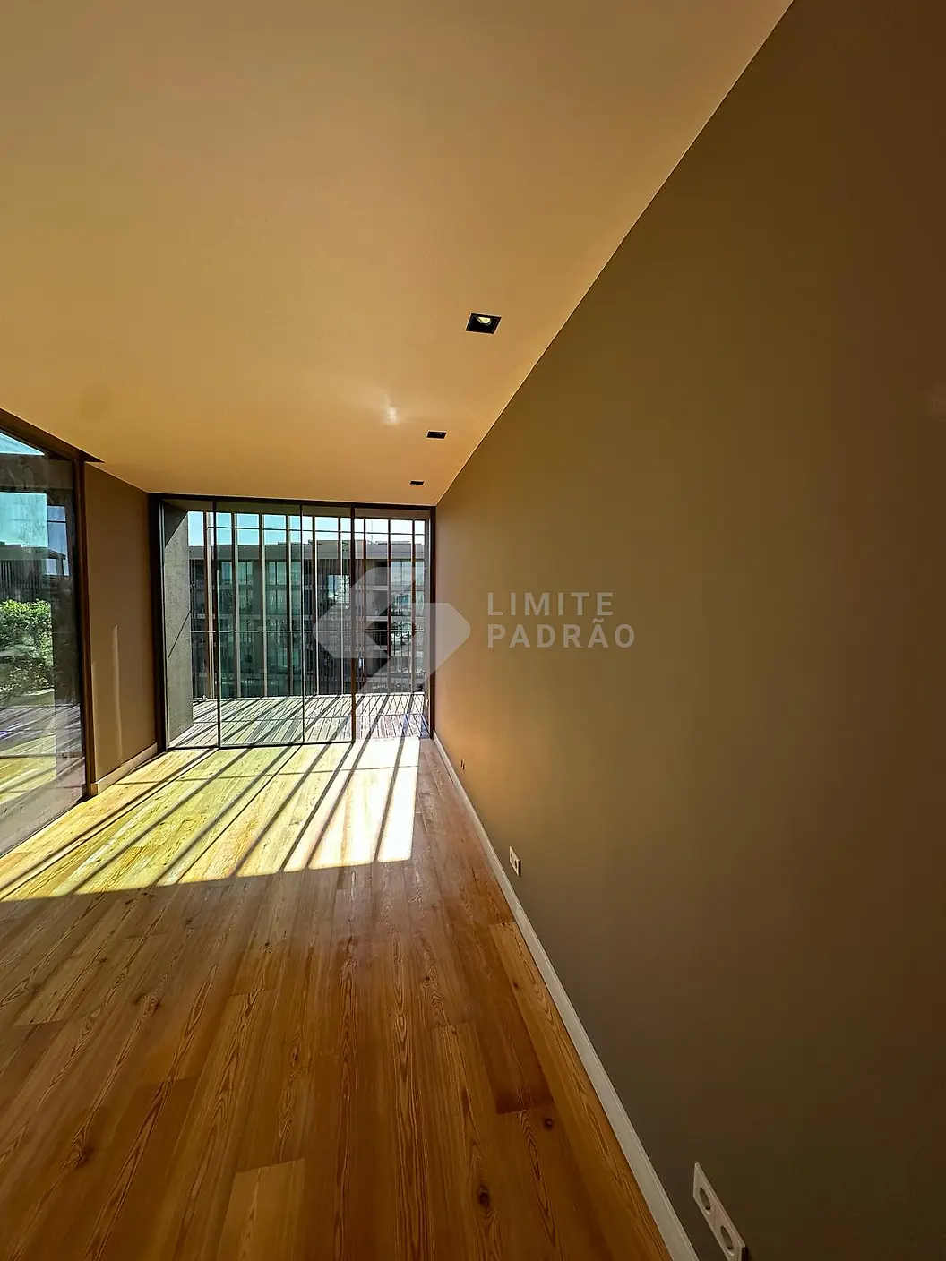 Sala: sala com grande vão envidraçado