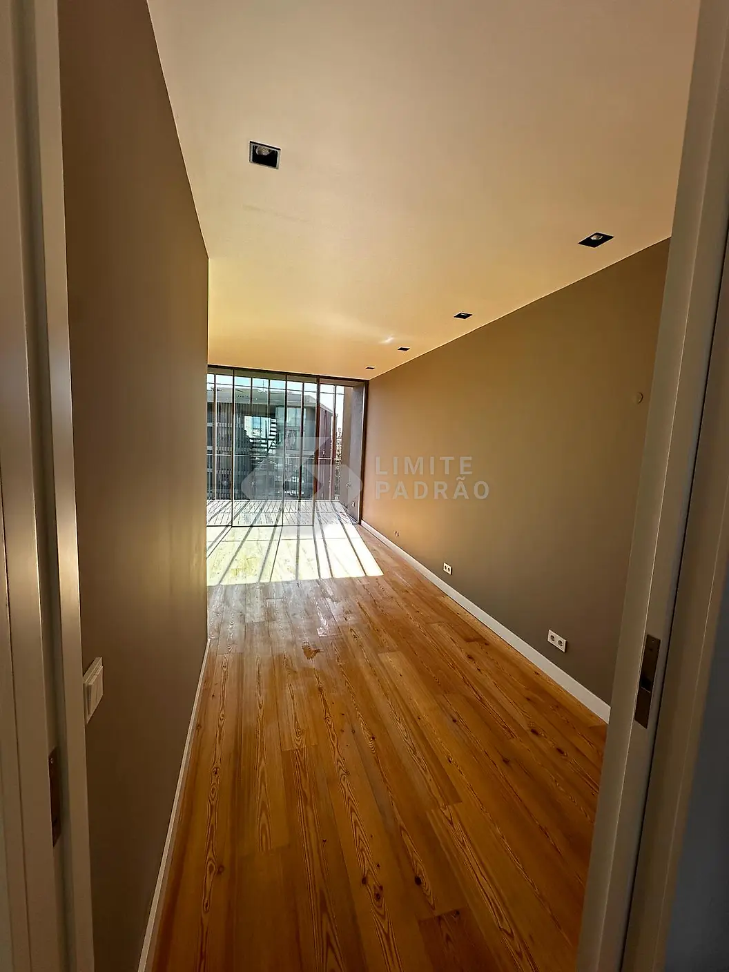 Sala: sala com vão envidraçado, vista do corredor