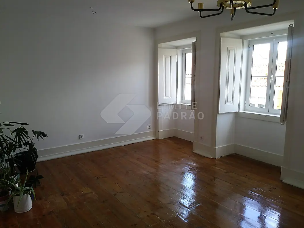 Reabilitação de apartamento: sala com portadas interiores e soalho recuperado