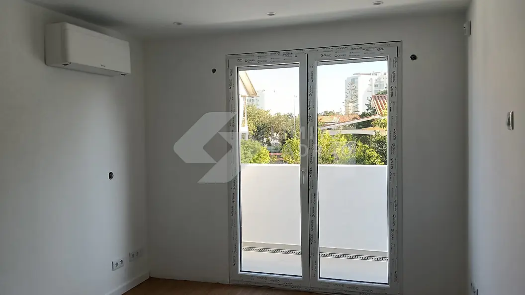 Quarto: quarto com porta para a varanda e ar condicionado