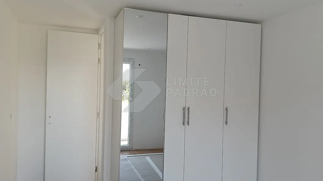 Quarto: quarto com roupeiro branco